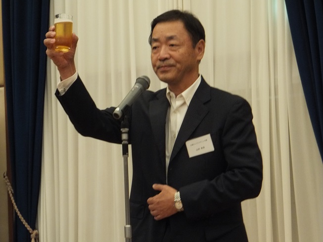 乾杯のご発声をされる 山田副会長