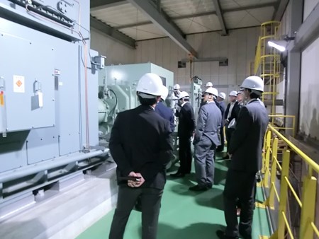 写真２ バイオマス発電所（タービン・発電機）