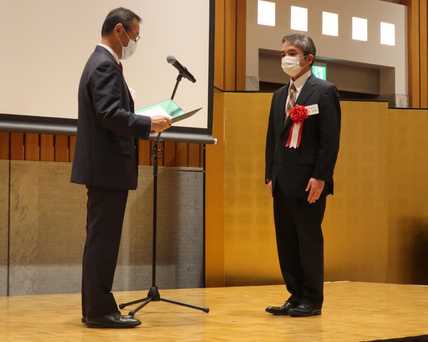 大阪粉体工業展賞受賞　山本浩充先生（愛知学院大学）